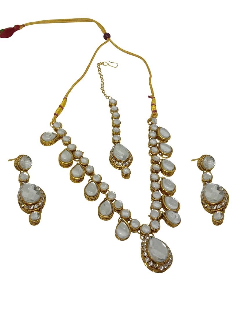 White Alloy Kundan Necklace Set With Earrings N Mangtika Party Wear 2 White Alloy Kundan Necklace Set With Earrings N Mangtika Party Wear - Image 2