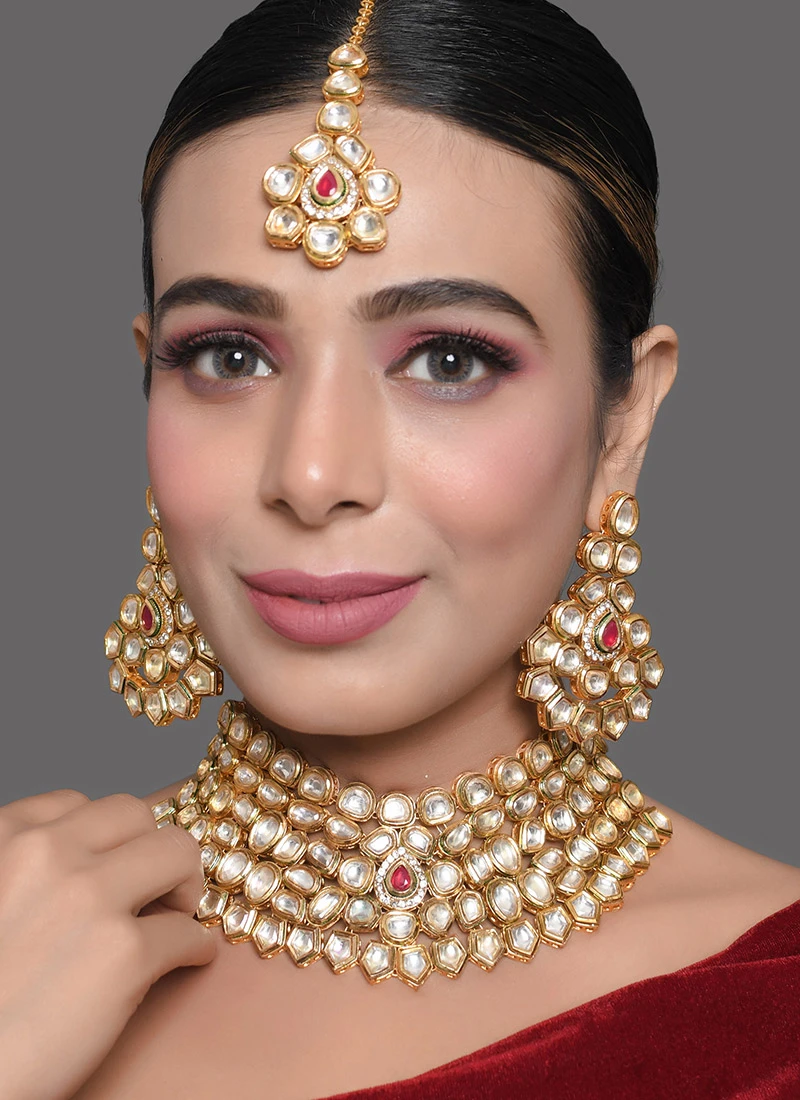 White Kundan Necklace With Earring N Mangtikka Party Wear 3 White Kundan Necklace With Earring N Mangtikka Party Wear - Image 3
